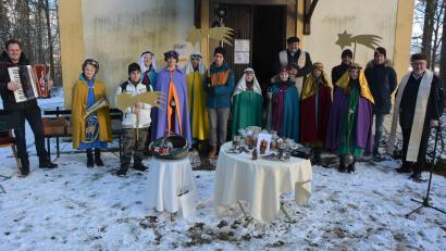 Bild: jr
Elf Sternsinger waren am Donnerstagnachmittag bei der Andacht im Freien vor der Gommelberg-Kapelle mit dabei, die von Stadtpfarrer Anton Witt (rechts) und Kaplan Daniel Schmid (Mitte) geleitet wurde.