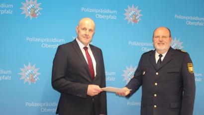 Bild: Polizeipräsidium Oberpfalz/exb
Polizeipräsident Norbert Zink (rechts) überreichte an den neuen Chef der PI Tirschenreuth, Polizeihauptkommissar Günther Burkhard, die Bestellungsurkunde.