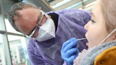 Symbolbild: Matthias Bein/dpa
Das BRK Erbendorf bietet am Sonntag, 9. Januar, kostenfreie Testmöglichkeiten für Schüler in der Stadthalle an.