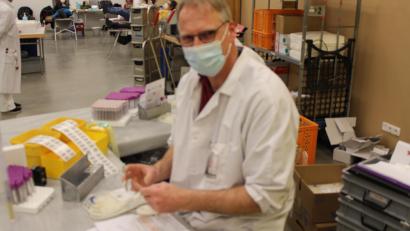 Bild: fks
Damit jede Blutspende den Laboruntersuchungen eindeutig zugeordnet werden kann, versieht Klaus Rosenkranz vom Blutspendedienst die Laborröhrchen und Blutbeutel mit einem spenderspezifischen Barcode.