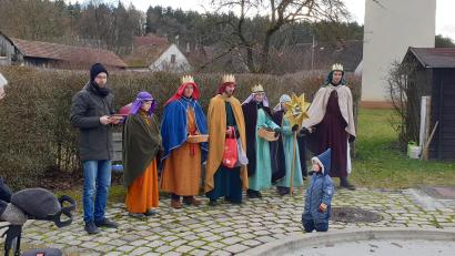 Bild: Beer, Richard
Statt von Haus zu Haus zu ziehen, versammelten sich die Sternsinger der Pfarrei Herz Jesu zu kleinen Andachten an Plätzen im Gemeindegebiet, an denen die Bevölkerung teilnehmen konnte.