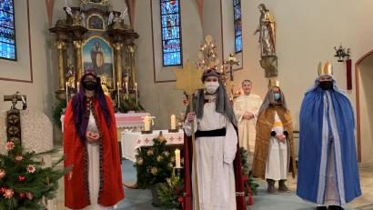 Bild: Karl Bodensteiner/exb
Die Döllnitzer Sternsinger bitten um Spenden für bedürftige Kinder.