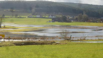Bild: mad
Die Schwarzach bei Schönau hat sich ausgedehnt.