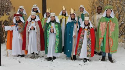 Bild: pi
"Sie erzählen der Welt, dass Gott für die Menschen da ist", beschreibt Pfarrer Pater John Subash Vincent (Zweiter von rechts) das Wirken der Sternsinger.