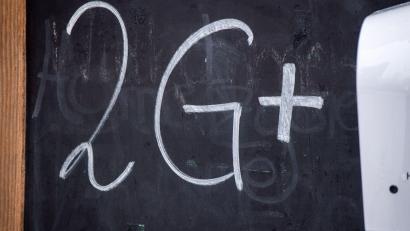 Symbolbild: Stefan Sauer/dpa
"2G+" steht auf einer Tafel vor einer Gaststätte.