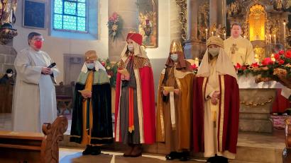 Bild: jzk
„Wir bitten euch, helft den Kindern in Not, so vielen von ihnen fehlt das tägliche Brot“ sagte einer der Heiligen Drei Könige bei der Segensspendung in der Stadtpfarrkirche.