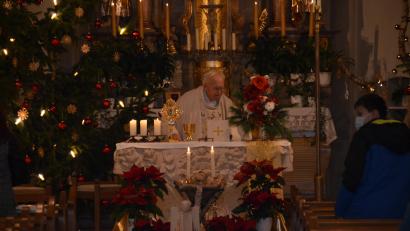Bild: dob
Noch mit dem Glanz des Weihnachtsfestes feierte Pfarrer Gerhard Schmidt in der Roggensteiner Pfarrkirche St. Erhard das Patrozinium des schmucken Gotteshauses.