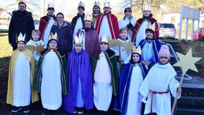 Bild: no
Ministranten und einige Kinder aus evangelischen Familien bilden in der katholischen Pfarrei Illschwang vier Sternsingergruppen. Pfarrer Johannes Arweck (hinten links) und die Hauptorganisatorin Andrea Meier (hinten, Dritte von links) freuen sich über die Aktion an zwei Tagen.
