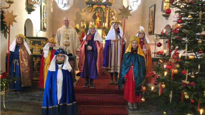 Bild: Linda Schmauß/exb
Die Sternsinger in Wilchenreuth sind zusätzliche Farbtupfer in der geschmückten Pfarrkirche.