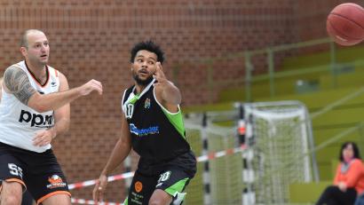 Bild: A. Schwarzmeier
Vlady Krysl führte die Regio-Basketballer der DJK Neustadt zuletzt gegen Baunach zum umkämpften Sieg. Gegen den hochfavorisierten Tabellenführer Bayreuth wird am Sonntag ein ähnlicher Kraftakt nötig sein.