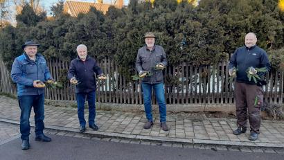 Bild: jow
Die Christbaumversteigerung to go brachte in Lintach einen guten Erlös für die Kircheninnenrenovierung.