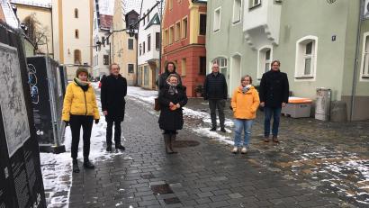 Bild: ihl
Aus dem Schwandorfer Marktplatz neben den Schautafeln zu den 30 Artikel der UNO-Menschenrechtskonvention bieten die Vertreter des Schwandorfer Bündnisses gegen Rechtsextremismus Impfgegnern, Coronaleugnern, Verschwörungsanhängern und Demokratiefeinden Paroli. An dieser Stelle treffen sich jeden Dienstagabend Letztgenannte.