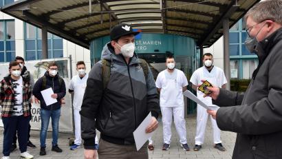 Bild: Stephan Huber
Jakob Haberberger (Mitte) aus Amberg ist einer der in Pfreimd stationierten Soldaten, die am Klinikum St. Marien unterstützend tätig waren. Oberbürgermeister Michael Cerny (rechts) bedankte sich am Freitag bei jedem einzeln.