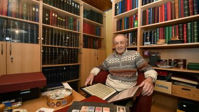 Bild: Petra Hartl
In seinem "Bunker" verbringt Karl Herold oft viele Stunden pro Tag. Der begeisterte Philatelist hat in den Schränken keine Bücher oder Bilderalben, sondern Mappen voller teils seltener und historischer Briefmarken. Um sie alle zu sortieren, müsste "ich 150 Jahre alt werden", sagt er.