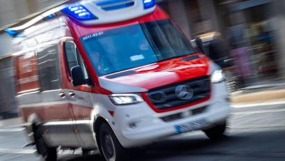 Symbolbild: Jens Büttner
Eine Gruppe Jugendlicher soll in Regensburg einen Mann krankenhausreif geschlagen haben.