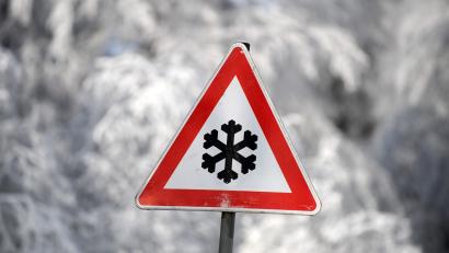 Symbolbild: Uwe Zucchi
Ein Straßenschild warnt vor Glätte. Foto: Uwe Zucchi/Archiv