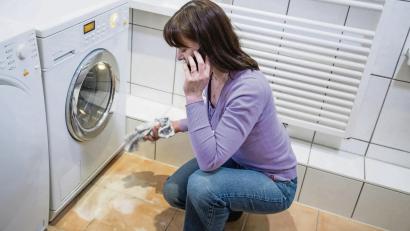 Symbolbild:  Christin Klose/dpa
Ein Wasserschaden kann viele Ursachen haben. Zum Beispiel eine defekte Waschmaschine. Wichtig nach den ersten Sofortmaßnahmen: die Versicherung informieren.