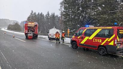 Bild: Jürgen Masching
Auf der A6 bei Amberg hat es gekracht, der Autobahn-Abschnitt zwischen Amberg-West und Sulzbach-Rosenberg war deshalb am Sonntag zwei Stunden lang gesperrt.