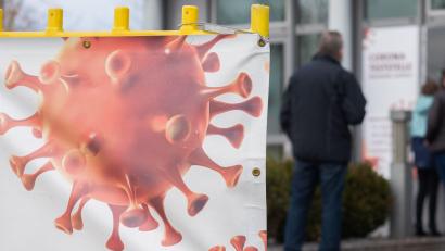 Symbolbild: Julian Stratenschulte/dpa
Menschen warten auf einen Coronatest.