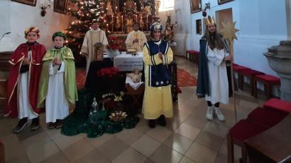 Bild: soj
Zusammen mit den Sternsingern feierten Diakon Rudolf Hoffmann (hintere Reihe, von links) und Pfarrer Anish George am Fest der Heiligen Drei Könige den Festgottesdienst in der Pfarrkirche in Ebnath.