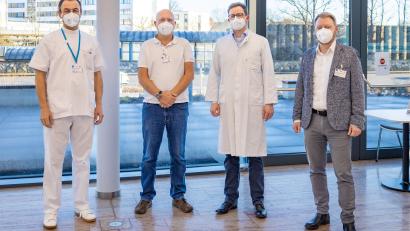 Bild: Michael Vogl
Geschäftsführer Dr. Martin Baumann (re) und Chefarzt Dr. Horst Schneider (li) haben Dr. Martin Gliese (2. von li) nach 13 Jahren verabschiedet. Gleichzeitig konnten sie mit Johannes Sponsel bereits einen seiner Nachfolger begrüßen.