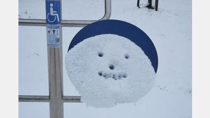 Bild: rha
Wir haben doch noch was zu lachen! Ein lustiges Schneegesicht grüßt vom Fitness-Parcours in den Vilsauen.