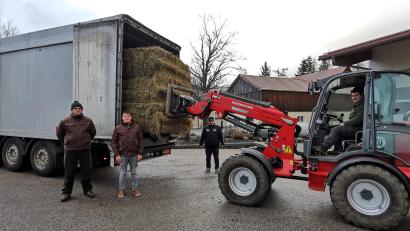 Bild: gz
Nachdem der letzte Heuballen im Lastwagen verstaut war, machten sich vier Brummifahrer aus dem Landkreis-Osten auf den Weg nach Nordrhein-Westfalen.