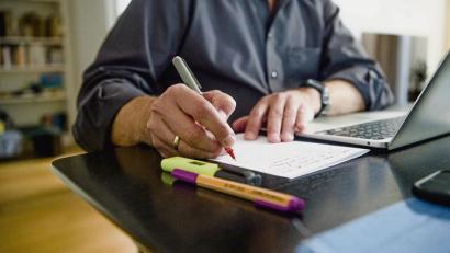 Symbolbild: Finn Winkler/dpa
Wer sich für 2022 Notizen zu Home-Office-Tagen im Kalender macht, kann leichter belegen, wann er oder sie zu Hause gearbeitet hat.