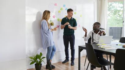 Bild: Ivan Gener/Westend61/dpa 
Wer als junger Mensch ein Unternehmen gründen möchte, braucht nicht nur gute Ideen, sondern auch Business-Wissen.