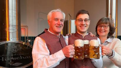 Bild: u
Vater Franz Dorfner (von links) stößt mit seinem Sohn Sebastian und seiner Frau Johanna auf die gelungene Übergabe der Schlossbrauerei in Hirschau an.