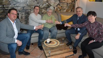 Bild: jr
Luise Schmelzer (Mitte) feierte am Samstag ihren 100. Geburtstag. Dazu gratulierten neben Sohn Gerhard (Zweiter von links) und Schwiegertochter Annette auch Bürgermeister Stephan Schübel (links) und Landrat Roland Grillmeier.
