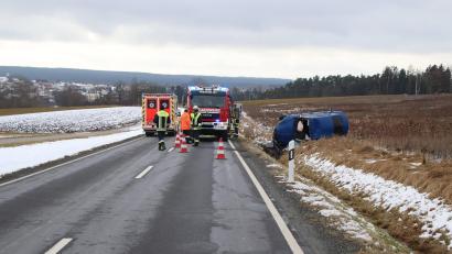 Bild: jma
Die Einsatzkräfte sperrten die Staatsstraße bei Freihung kurzzeitig vollständig.