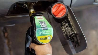 Bild: Carsten Koall
Dieselfahrer müssen derzeit so viel wie nie zuvor für ihren Kraftstoff bezahlen, wie der ADAC mitteilt.