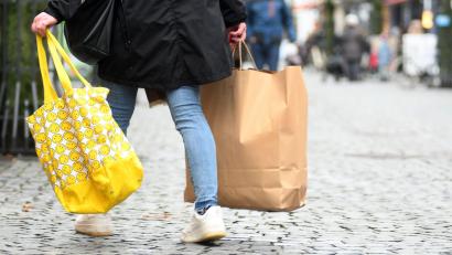 Bild: Gabi Schönberger
Papiertüten und Beutel aus Stoff ersetzen beim Einkauf die Plastiktüte. Seit 1. Januar dürfen Händler die Tragetaschen aus Kunststoff nicht mehr an ihre Kunden ausgeben.