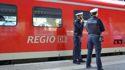 Bild: Bundespolizei/exb
Am Samstagmorgen (8. Januar) musste die Triebfahrzeugführerin eines Regionalexpresses von Amberg nach Schwandorf Höhe Amberg eine Schnellbremsung einleiten. Eine bisher unbekannte Person ging neben den Gleisen. Die Bundespolizei Waldmünchen ermittelt.