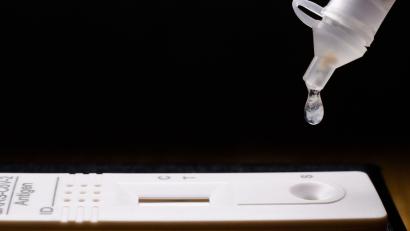 Bild: Julian Stratenschulte/dpa
Flüssigkeit wird auf einen Selbsttest für das Coronavirus getröpfelt.