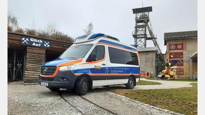 Bild: ASB-Regionalverband Jura/exb
Der ASB-Wünschewagen, hier auf dem Gelände des Bergwerksmuseums Maffei in Auerbach, wird von Ehrenamtlichen besetzt. Spenden decken den Finanzbedarf.