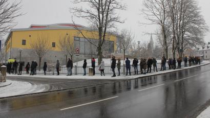 Bild: fks
Trotz winterlicher Temperaturen standen am Samstagvormittag Menschen entlang des Stadtparks, um eine Impfung zu erhalten.
