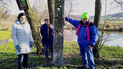 Bild: Kunz
Michael Träger zeigt auf die in Stein gemeißelten Gesichter im Bildstock, die von Unbekannten beschädigt wurden.