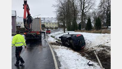 Bild: PI NEW/exb
Nach dem Unfall bei Kühbach musste der Skoda am Sonntagnachmittag aus dem Graben herausgezogen werden.