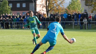 Archivbild: gb
So wollen sie ihn beim SV Mitterteich künftig wieder sehen: Marco Kießling (links) eiskalt vor dem gegnerischen Gehäuse, in diesem Fall in einem früheren Derby gegen Kickers Selb. Dort war Kießling im letzten halben Jahr tätig.