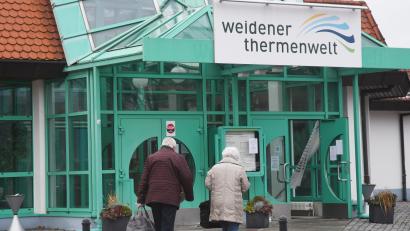 Bild: Gabi Schönberger
Für den Eintritt in die Weidener Thermenwelt ist seit zwei Wochen ein Online-Ticket nötig. Dessen Bezahlung sorgt bei einer regelmäßigen Besuchering für Unmut.