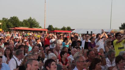 Bild: Hans Prem
Zehn Jahre zuvor: Bei den Hits der Austro-Popper EAV und Peter Cornelius hielt das Publikum des Oberpfalz-Festivals in Tännesberg Corona noch für einen Fahrradverein.