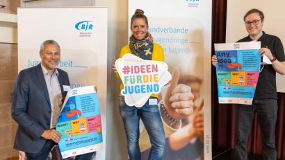 Bild: Patrick Wolf/exb
Freuen sich auf viele Einsendungen: Kreisjugendringvorsitzender Jürgen Preisinger, BJR-Vizepräsidentin Ilona Schuhmacher und Bezirksjugendring-Vorsitzender Philipp Seitz freuen sich auf viele Einsendungen.
