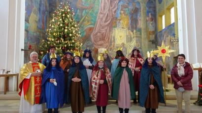 Bild: rgl
Die Sternsinger bei der Aussendung am 6. Januar. Auf dem Bild sind außerdem Pfarrer Arnold Pirner, Alexandra Voit und Silvia Ippisch zu sehen.