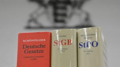 Symbolbild: Franziska Kraufmann/dpa 
Ein Loblied auf die Gerichtsbarkeit in Deutschland stimmt ein 25-Jähriger nach seinem Verfahren am Amtsgericht Amberg an.