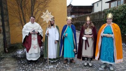 Bild: gi
Eine der zwei Gruppen mit Sternträger, die Pfarrer Udo Klösel am Dreikönigstag aussandte.