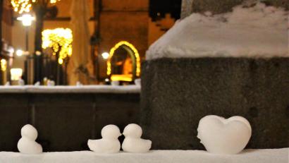 Bild: stg
Unzählige Herzchen und Entchen aus Schnee waren am Sonntagabend am Oberen Stadtplatz zu sehen.
