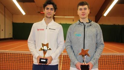 Bild: kro
Alen Mujakic (links) vom GW Luitpoldpark München gewann das 35. Dreikönigsturnier des TC Tirschenreuth mit einem 6:3, 4:6 und 10:1 gegen Aaron James Williams (rechts) vom Tennisclub Bredeney., Von beiden Spielern wird man sicherlich noch einiges hören, beide sind erst jeweils 18 Jahre alt.