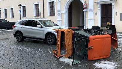 Bild: Polizeiinspektion Amberg/exb
Auf dem Malteserplatz in Amberg hat ein Autofahrer ein kleineres Räumfahrzeug gerammt.